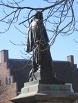 901402 Afbeelding van de achterzijde van het standbeeld van Jan van Nassau op het Domplein te Utrecht, met op de ...